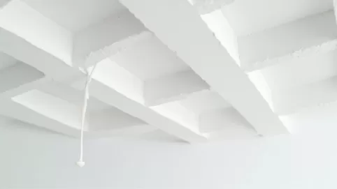 Czym przykleić listwy styropianowe do sufitu