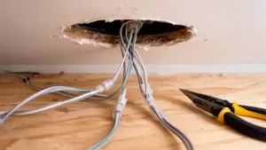 Jak przedłużyć przewód elektryczny w suficie