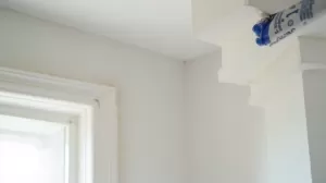 Jak przykleić listwy styropianowe do sufitu