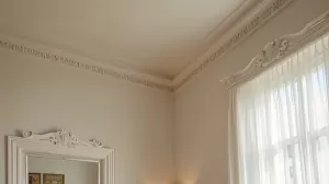 Jak zamaskować krzywy sufit