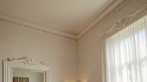 Jak zamaskować krzywy sufit