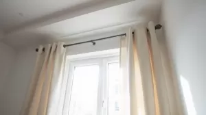 Na jakiej wysokości karnisz od sufitu