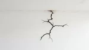Pęknięcia na łączeniu sufitu i ściany